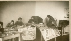 Фотография. Подготовка стенгазеты в Ставропольской психиатрической больнице. 1930-е гг. Из фотоальбома главного врача А.Я. Доршта 1939 г.